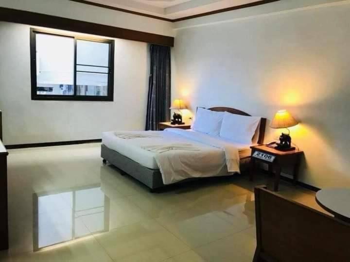 Vatchara Northgate Hotel 那空沙旺 外观 照片